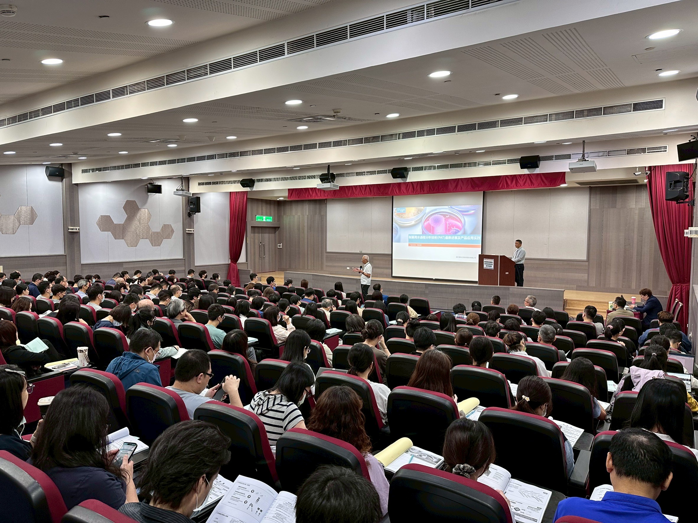 LINE_ALBUM_114.05.16._環境微生物監控分析與生物指示劑選擇研討會 活動照片_250519_68.jpg