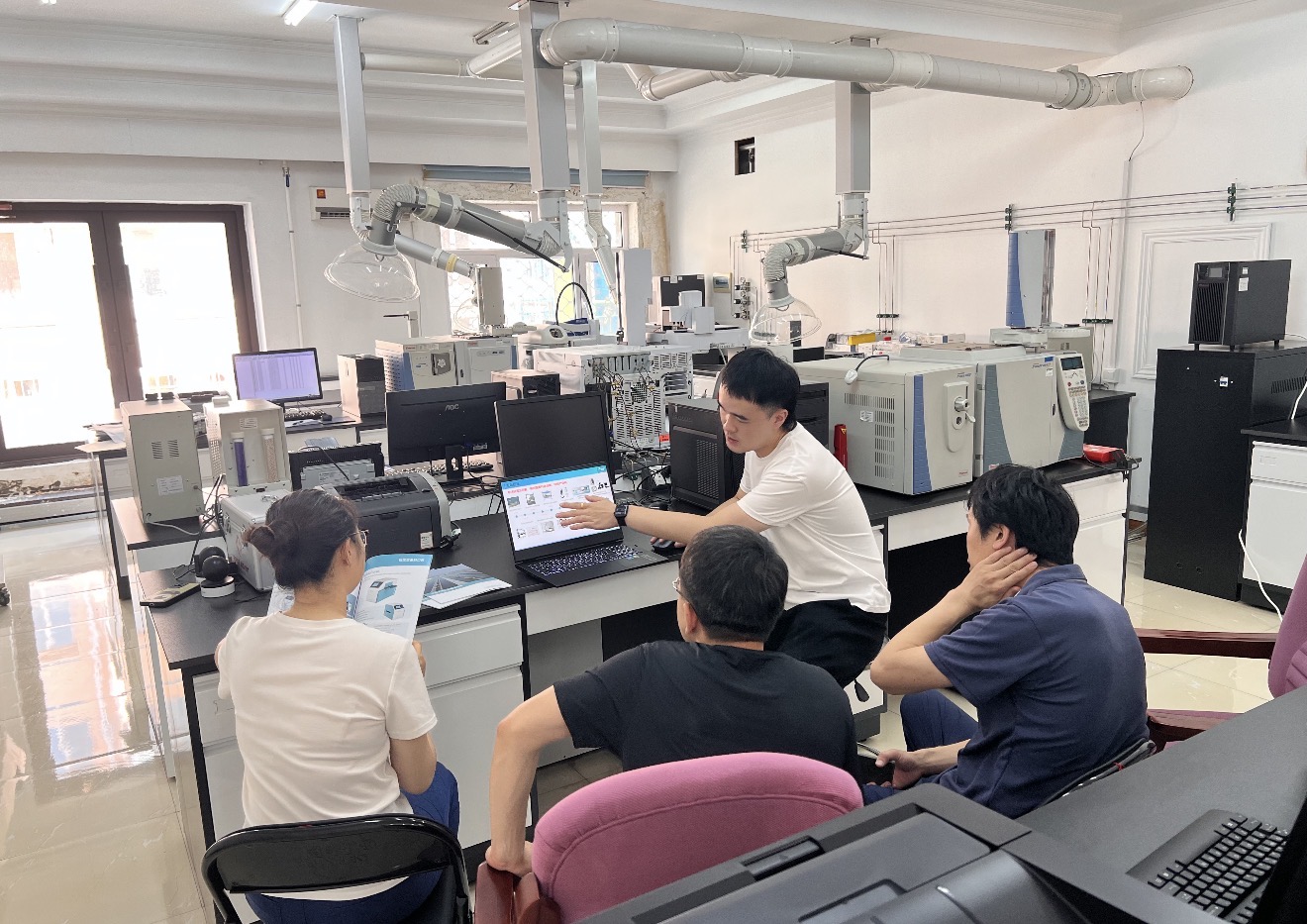 177071334535731304Z6.png 凌加陳在給客戶培訓(xùn).PNG